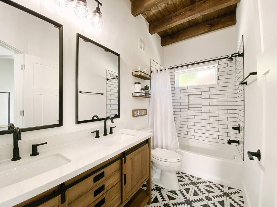 Modern Smoky Mountain Tiny House Apartment Pigeon Forge Bagian luar foto
